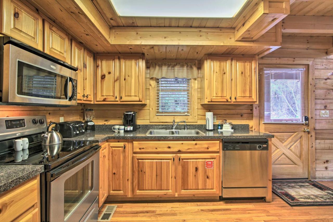 Romantic Cabin With Hot Tub In Pigeon Forge! Eksteriør billede