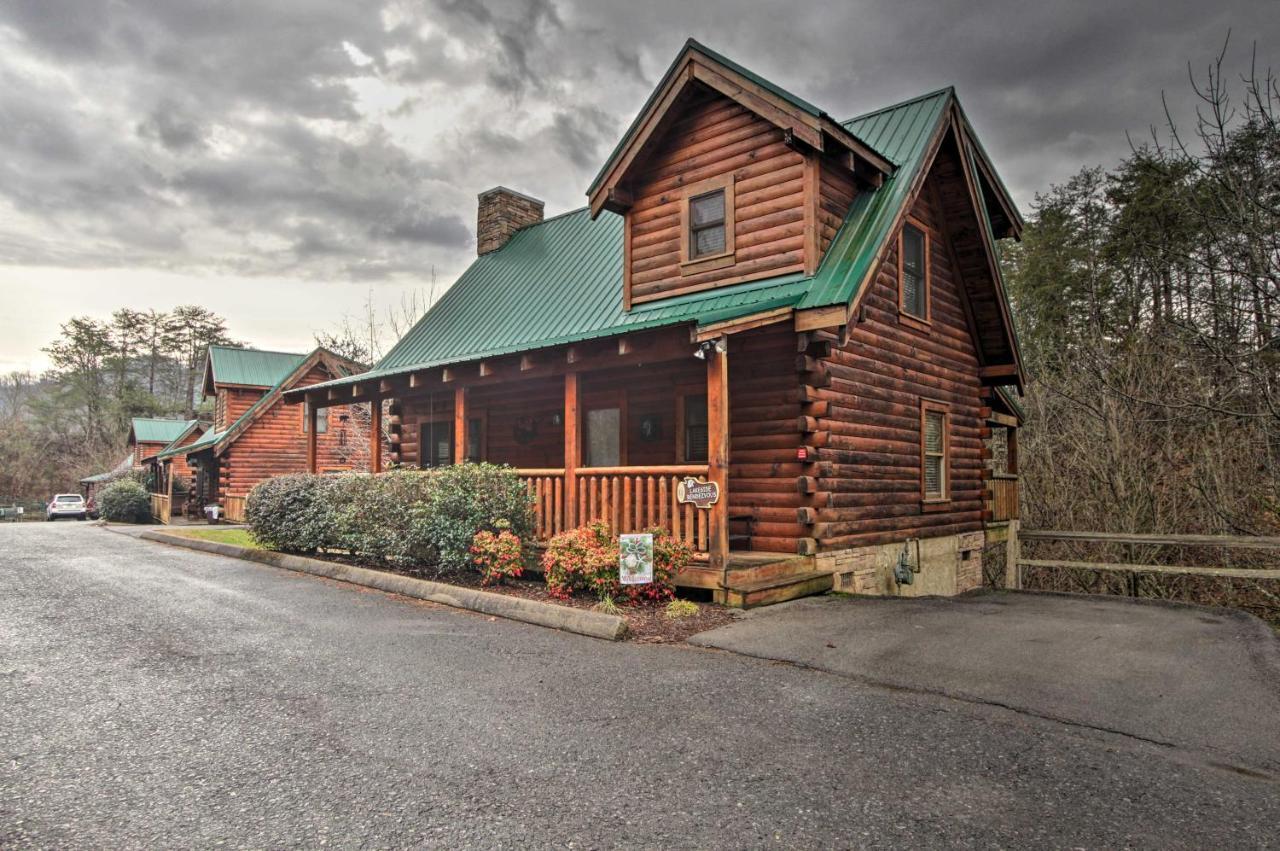 Romantic Cabin With Hot Tub In Pigeon Forge! Eksteriør billede