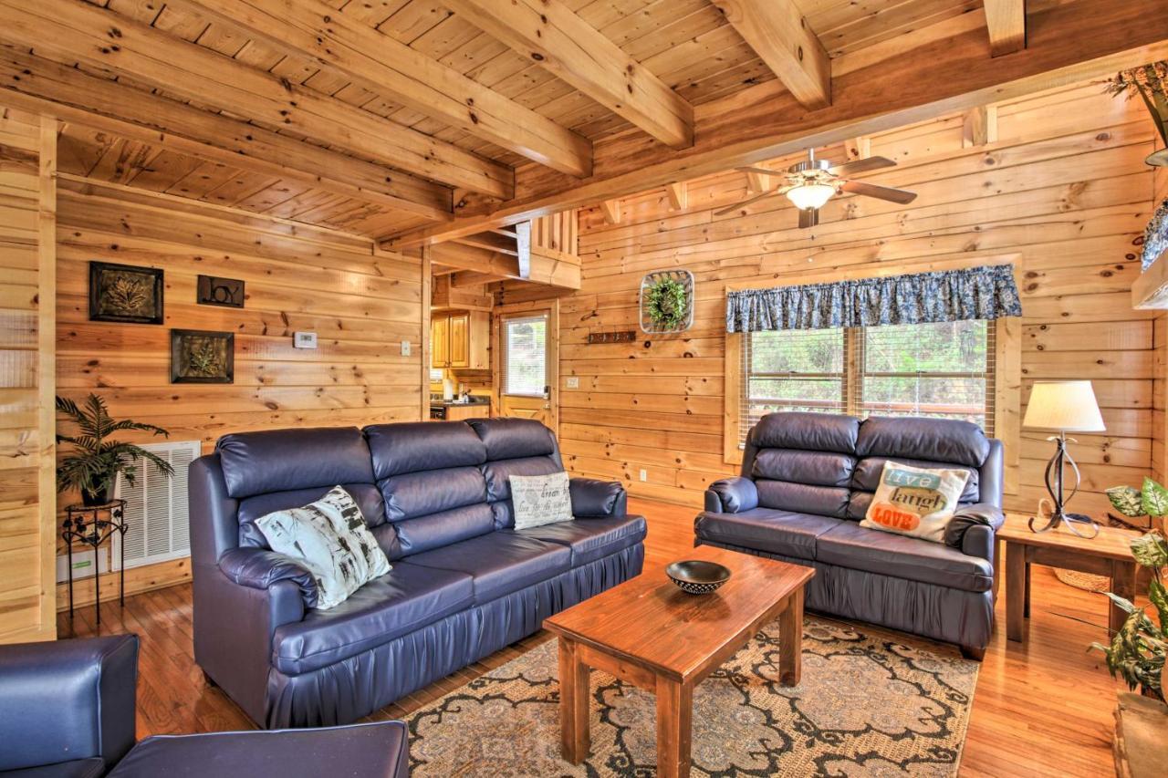 Romantic Cabin With Hot Tub In Pigeon Forge! Eksteriør billede