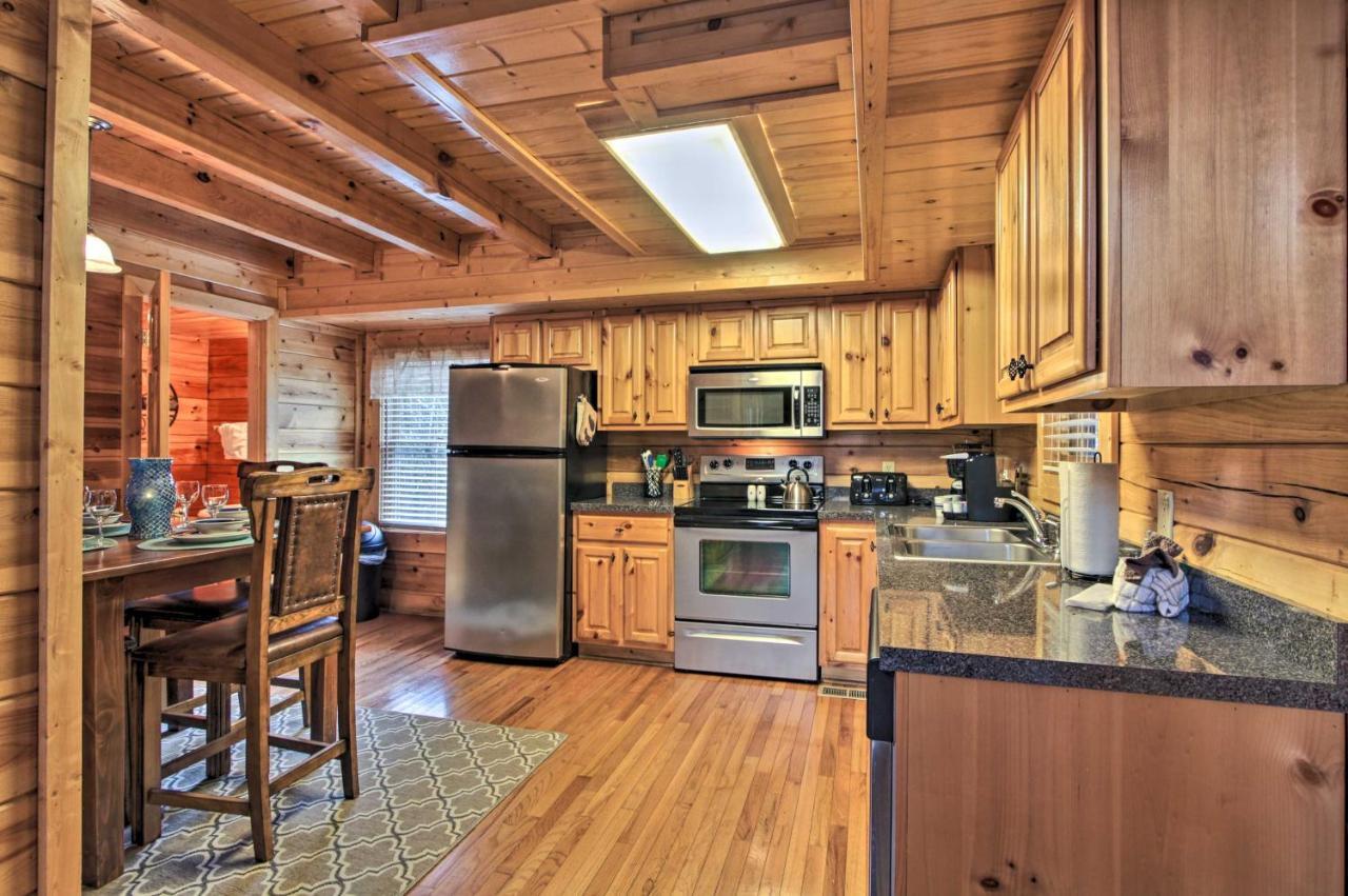 Romantic Cabin With Hot Tub In Pigeon Forge! Eksteriør billede