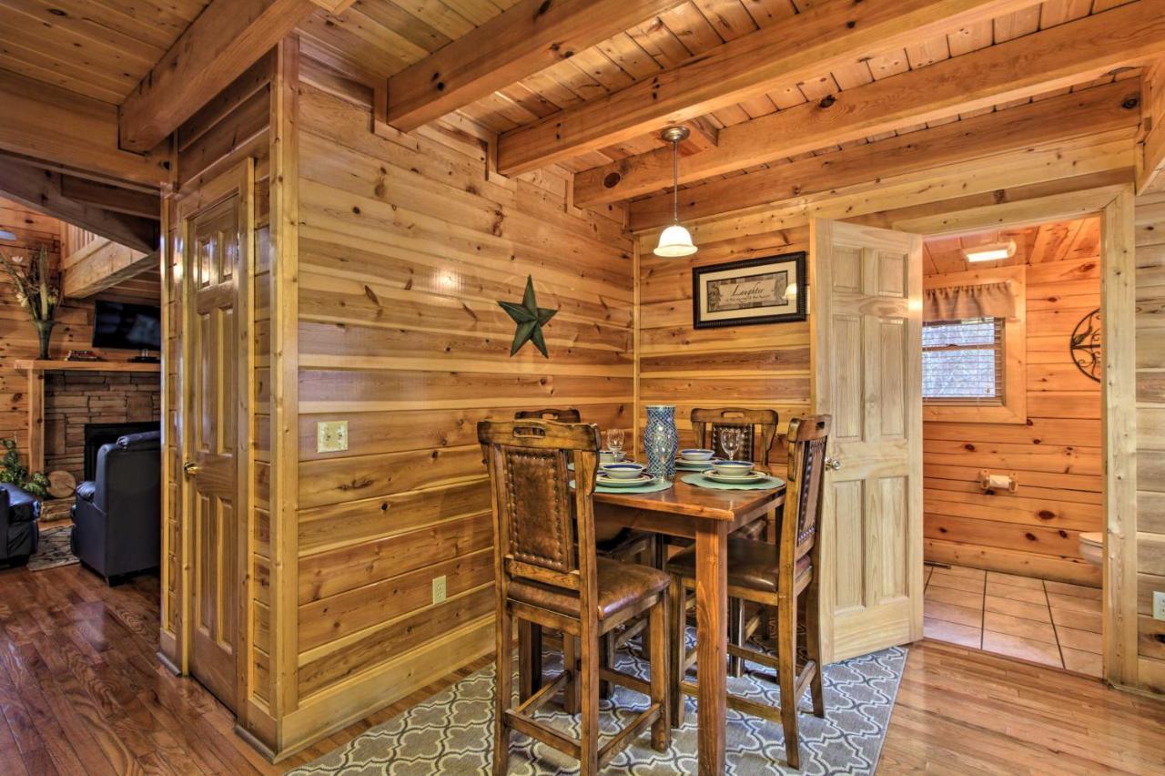 Romantic Cabin With Hot Tub In Pigeon Forge! Eksteriør billede