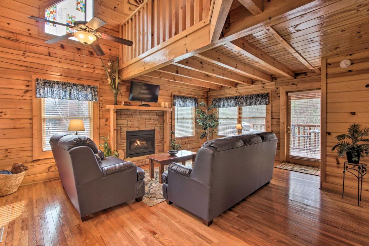 Romantic Cabin With Hot Tub In Pigeon Forge! Eksteriør billede
