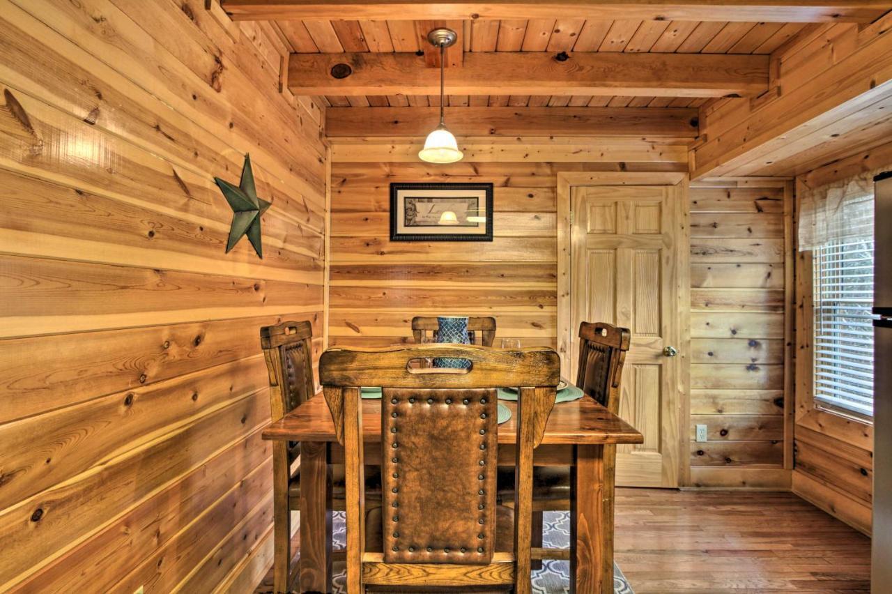 Romantic Cabin With Hot Tub In Pigeon Forge! Eksteriør billede