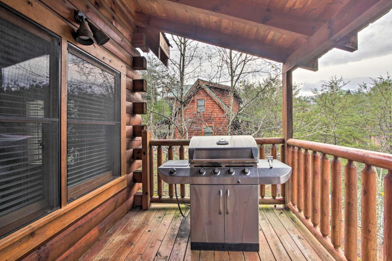 Romantic Cabin With Hot Tub In Pigeon Forge! Eksteriør billede