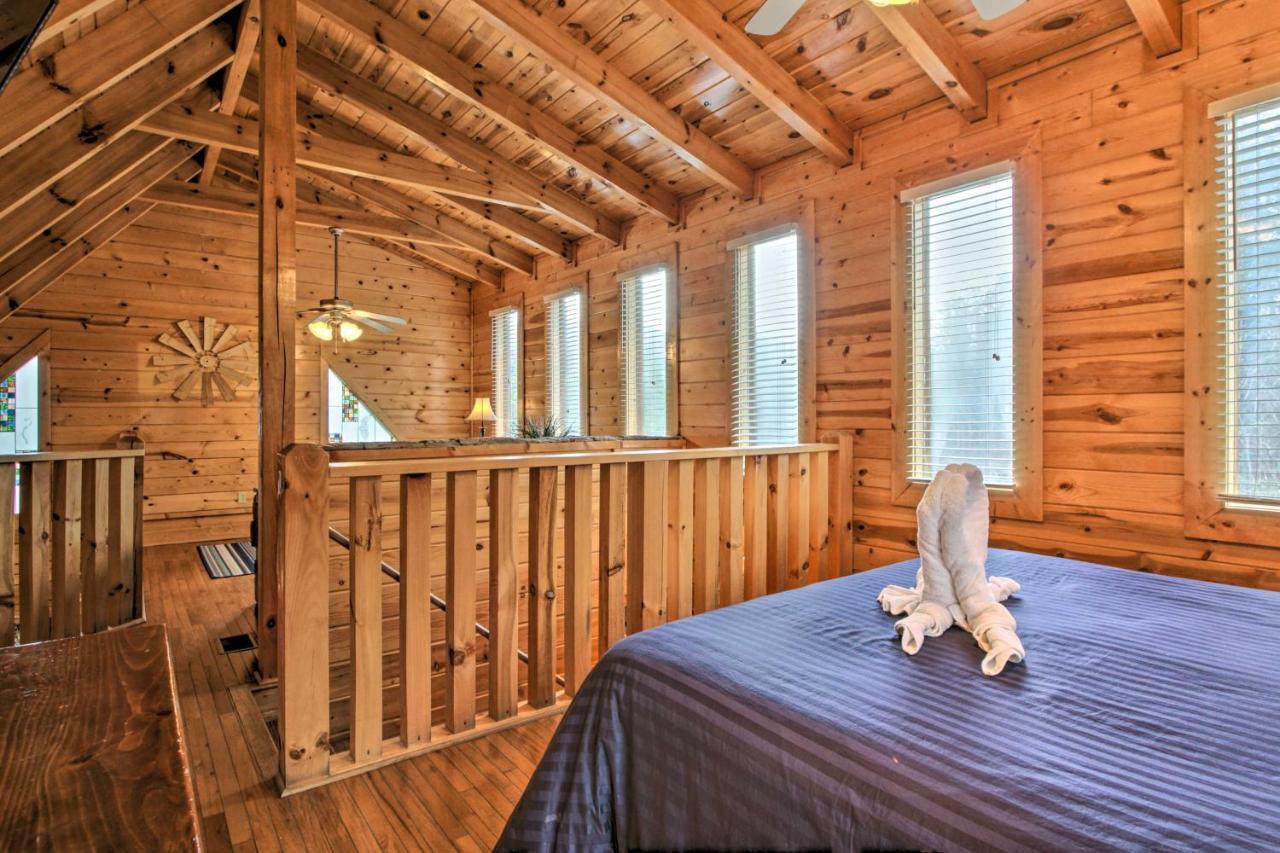 Romantic Cabin With Hot Tub In Pigeon Forge! Eksteriør billede