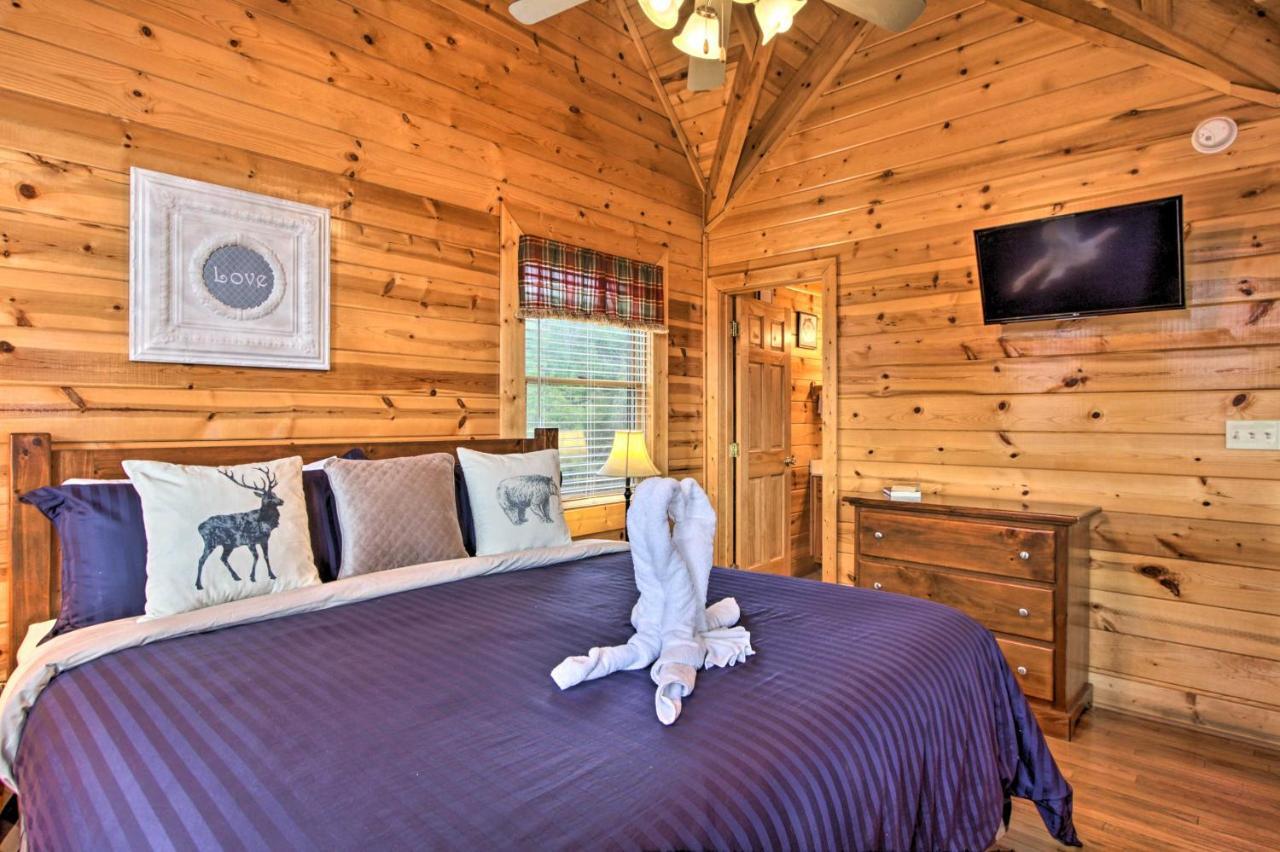 Romantic Cabin With Hot Tub In Pigeon Forge! Eksteriør billede