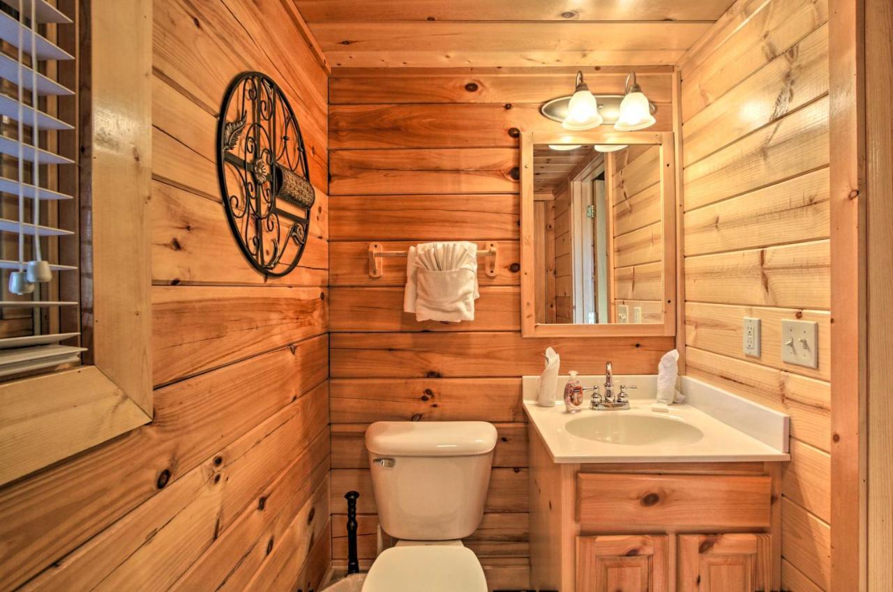 Romantic Cabin With Hot Tub In Pigeon Forge! Eksteriør billede