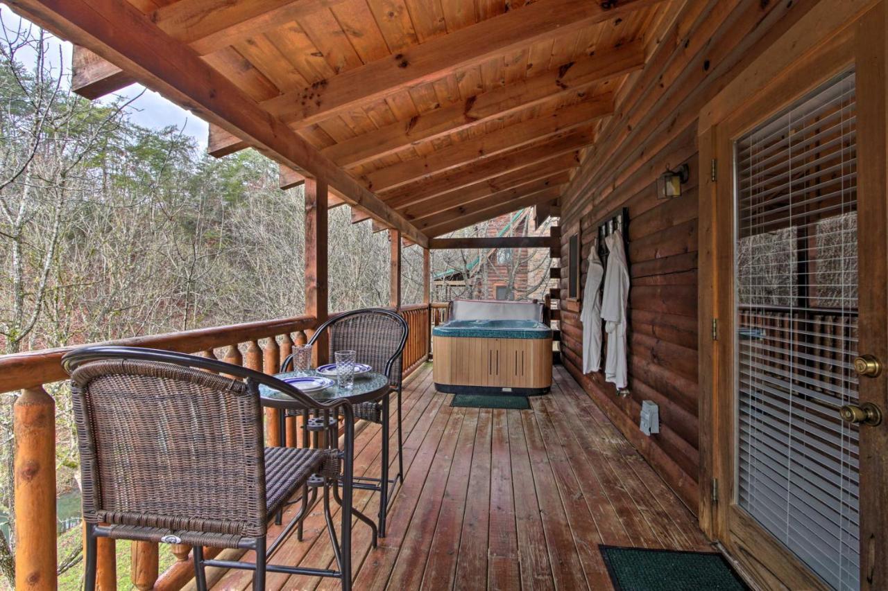 Romantic Cabin With Hot Tub In Pigeon Forge! Eksteriør billede