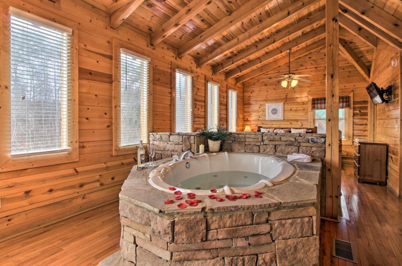 Romantic Cabin With Hot Tub In Pigeon Forge! Eksteriør billede