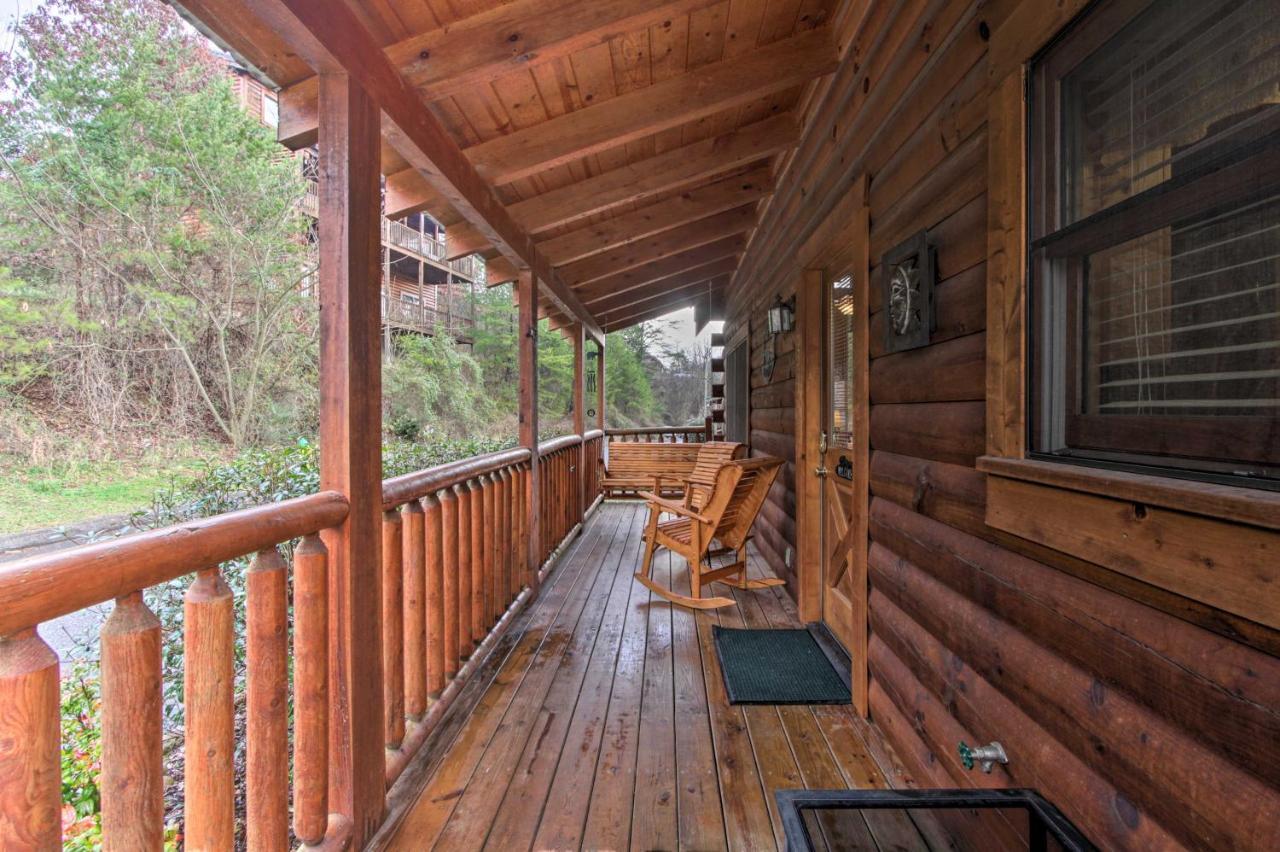 Romantic Cabin With Hot Tub In Pigeon Forge! Eksteriør billede