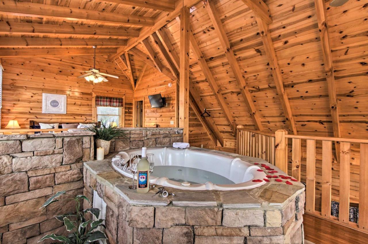 Romantic Cabin With Hot Tub In Pigeon Forge! Eksteriør billede
