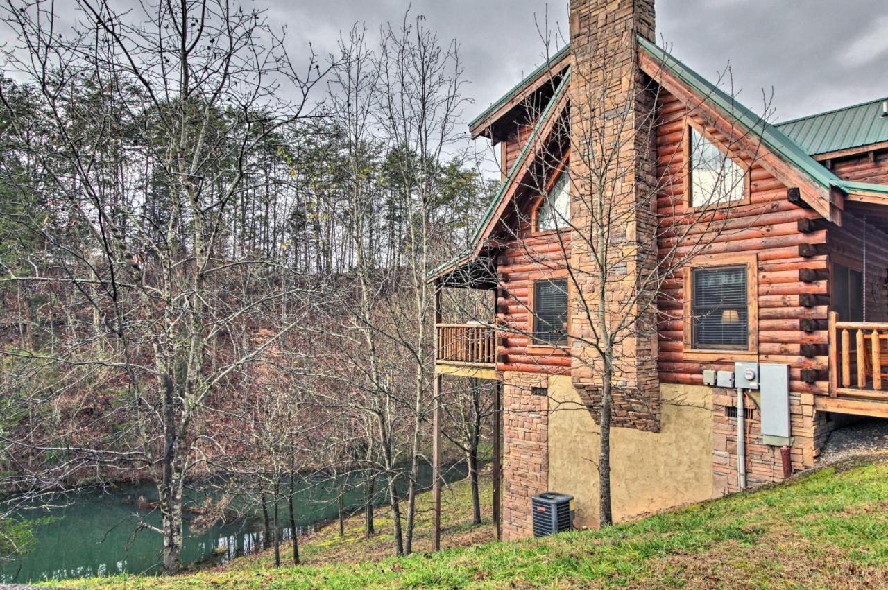 Romantic Cabin With Hot Tub In Pigeon Forge! Eksteriør billede
